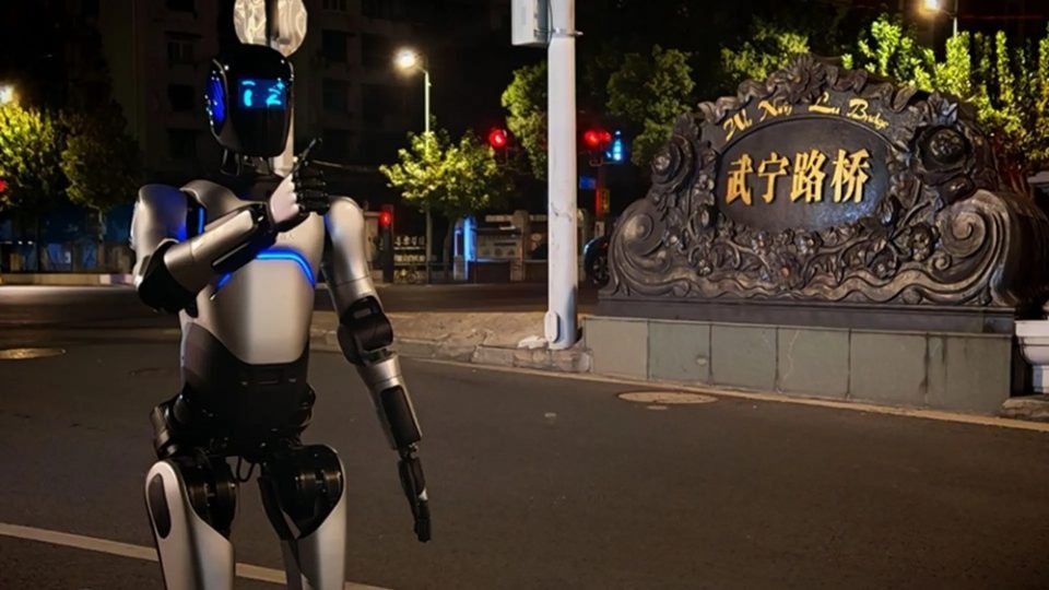 çinin yürüyerek rekor kıran robotu